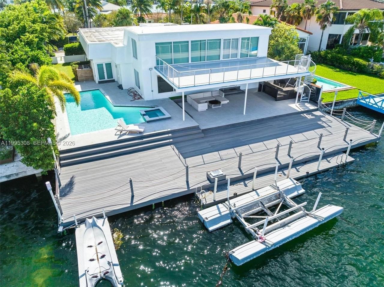 1055 Stillwater Dr, Miami Beach, FL 33141, USA