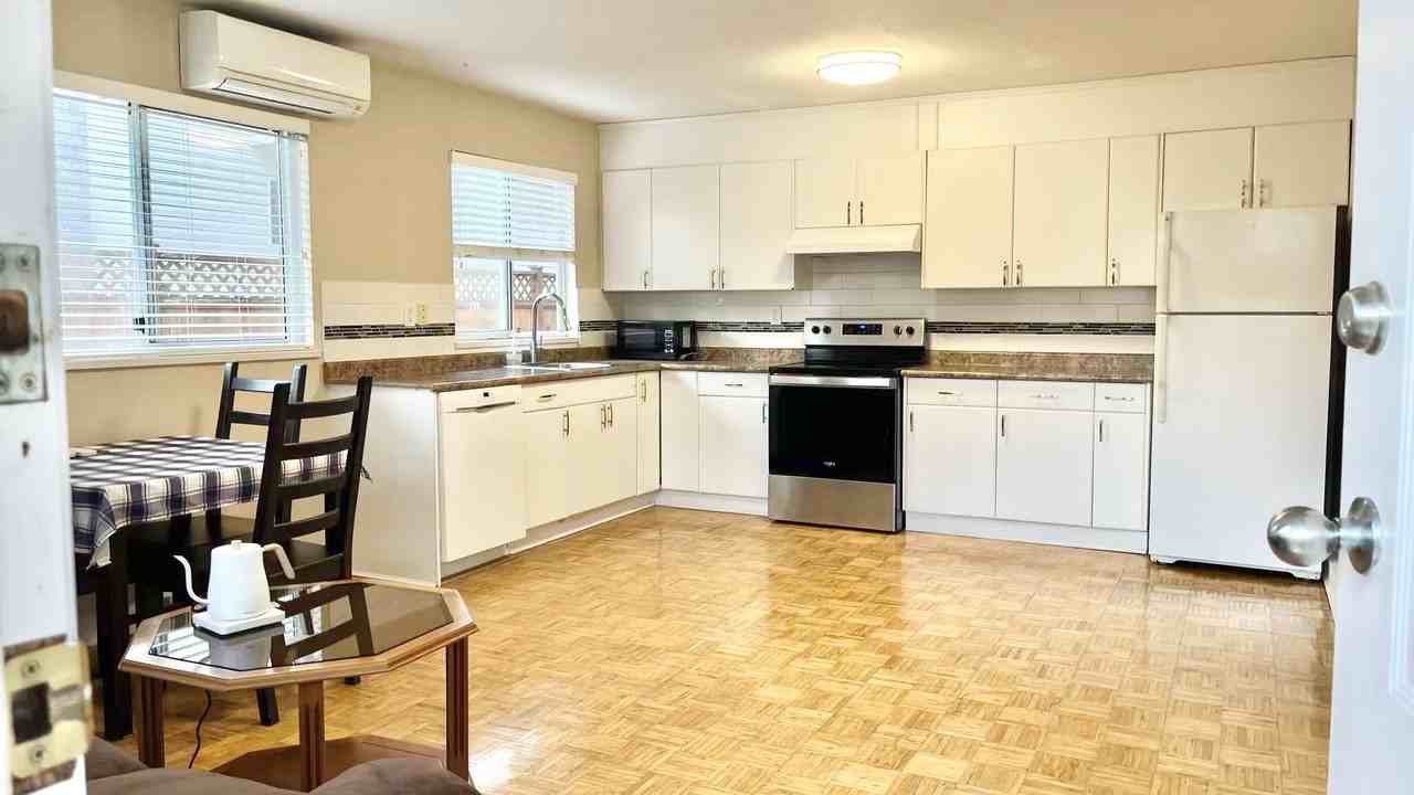 14958 97 Avenue, Surrey, BC V3R 9V4, CA