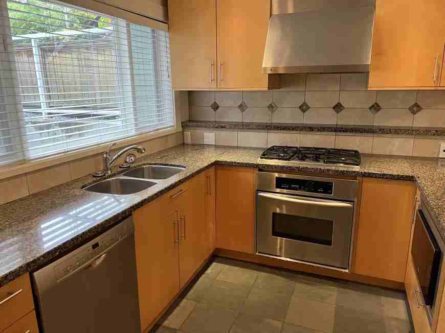 1327 Maple St, Vancouver, BC V6J 3S1, CAN