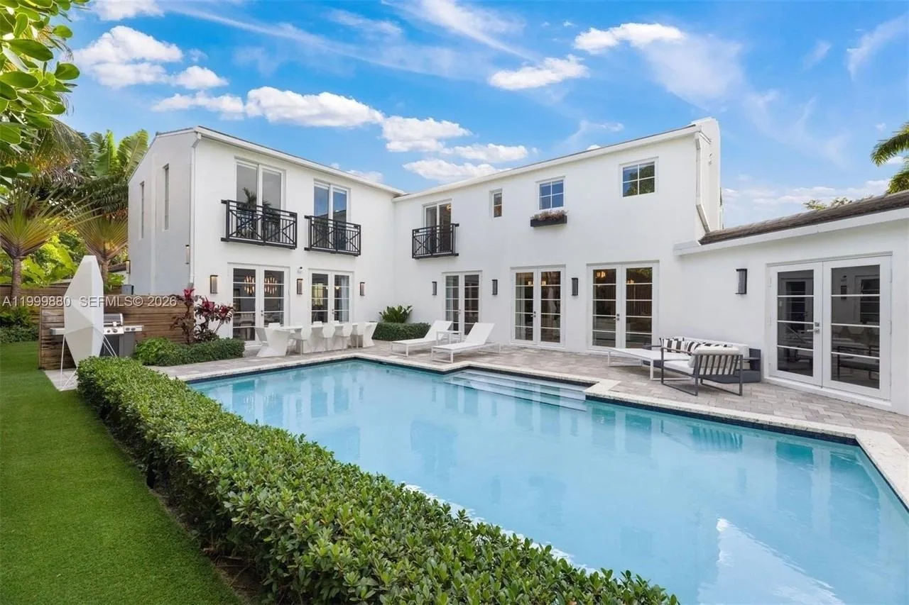 2887 Pine Tree Dr, Miami Beach, FL 33140, USA