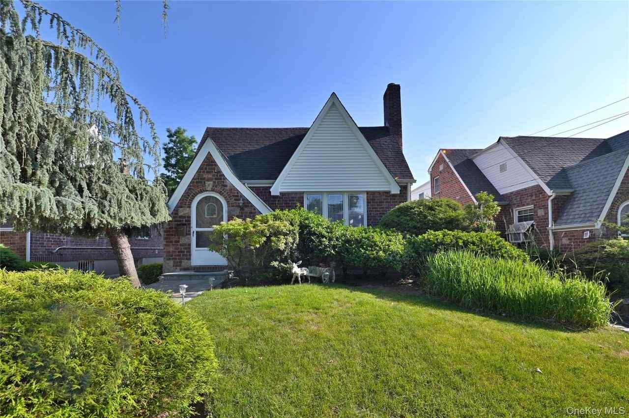 24948 Rushmore Ter, Little Neck, NY 11362, USA