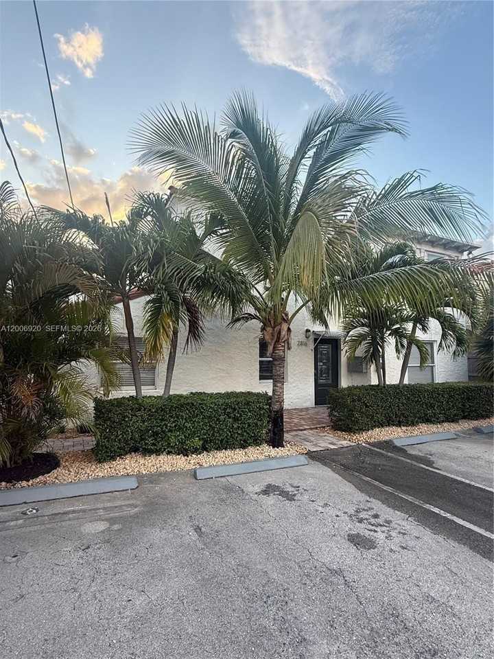 2816 Pine Tree Dr, Miami Beach, FL 33140, USA