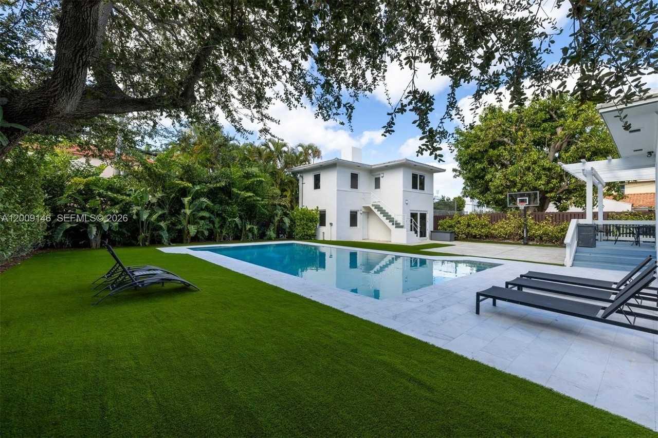 4340 Pine Tree Dr, Miami Beach, FL 33140, USA