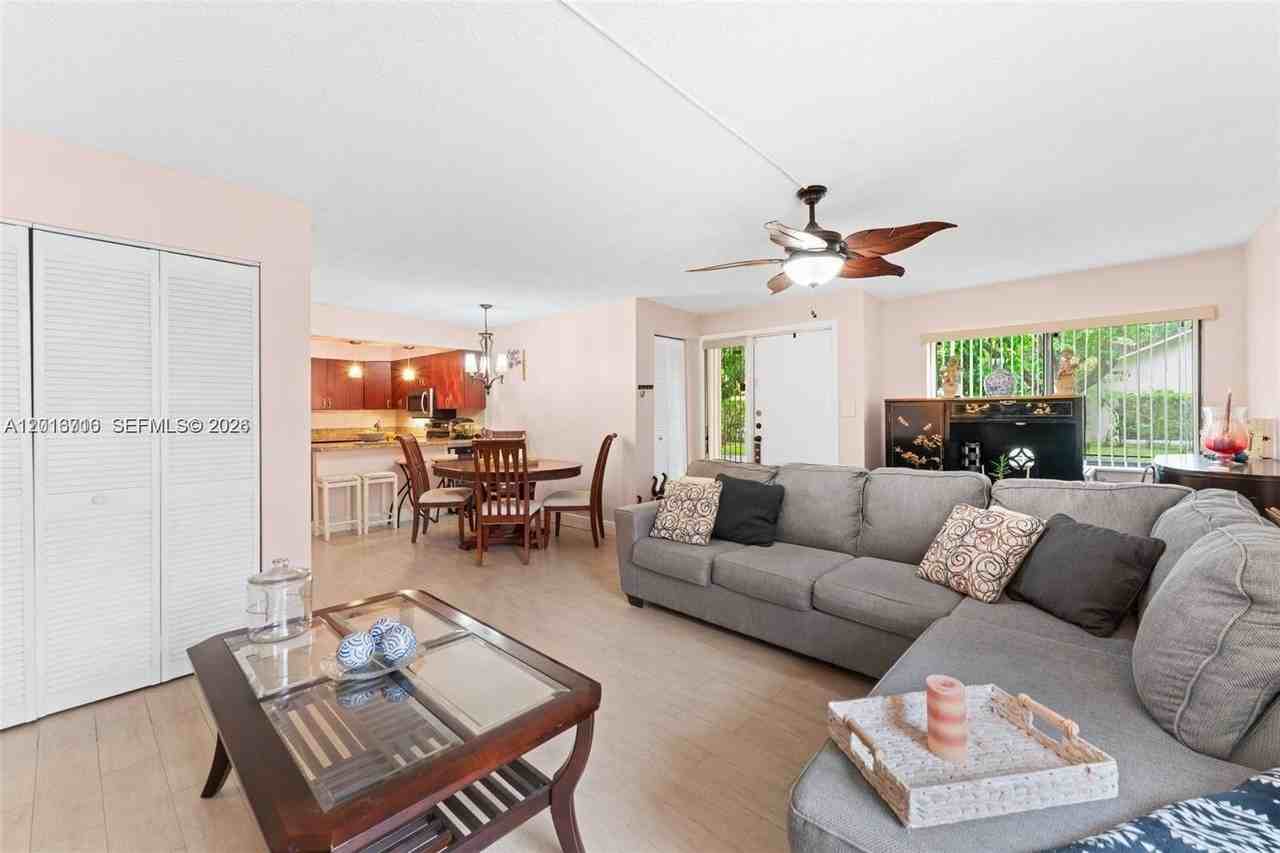 64 Wimbledon Lake Dr, Plantation, FL 33324, USA