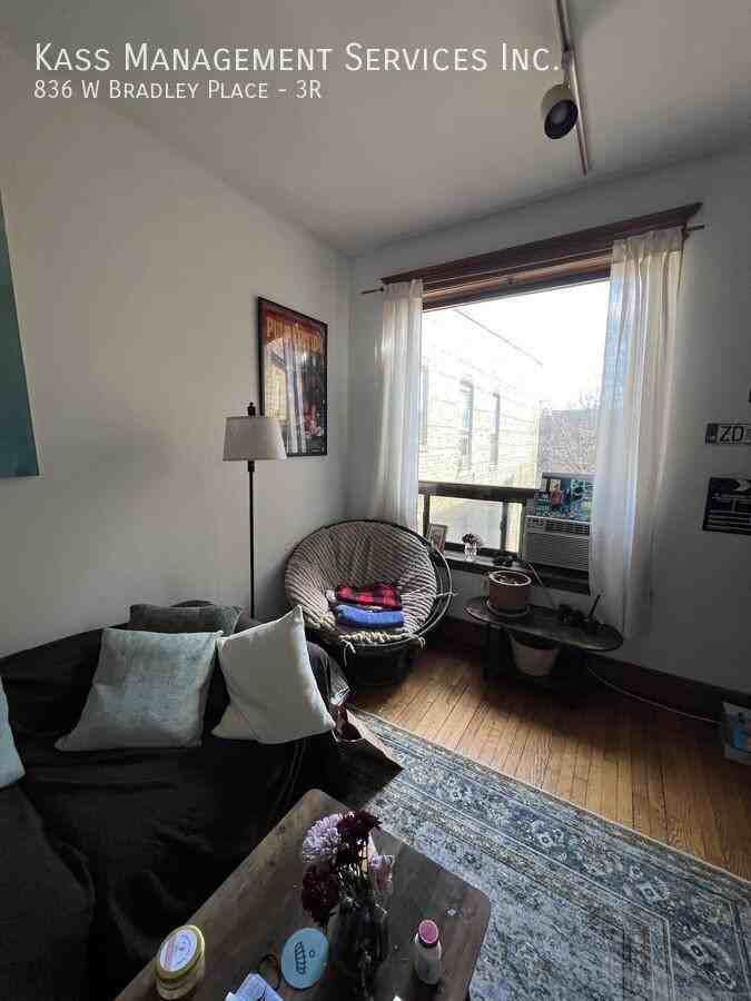 836 W Bradley Pl, Chicago, IL 60613, USA