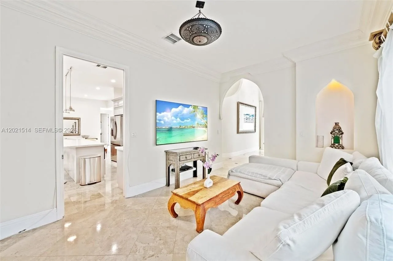 2501 Pine Tree Dr, Miami Beach, FL 33140, USA