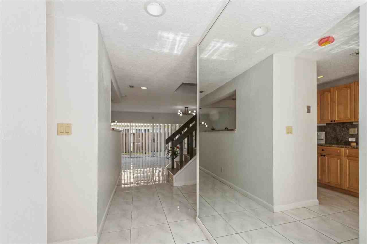 8208 Nw 8th Pl, Plantation, FL 33324, USA