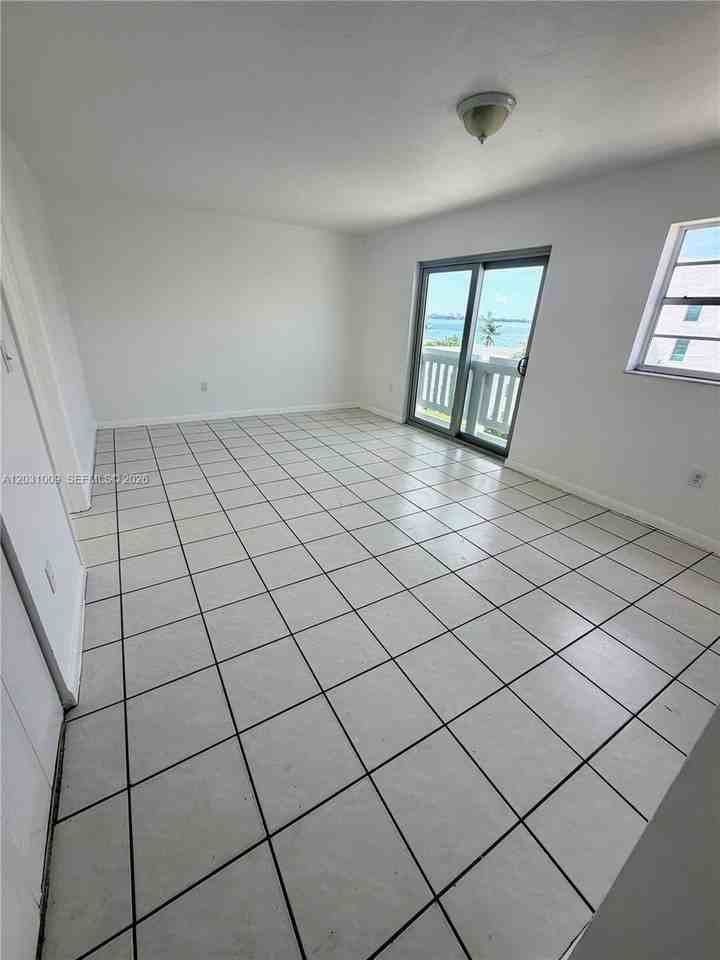 2001 Bay Dr, Miami Beach, FL 33141, USA