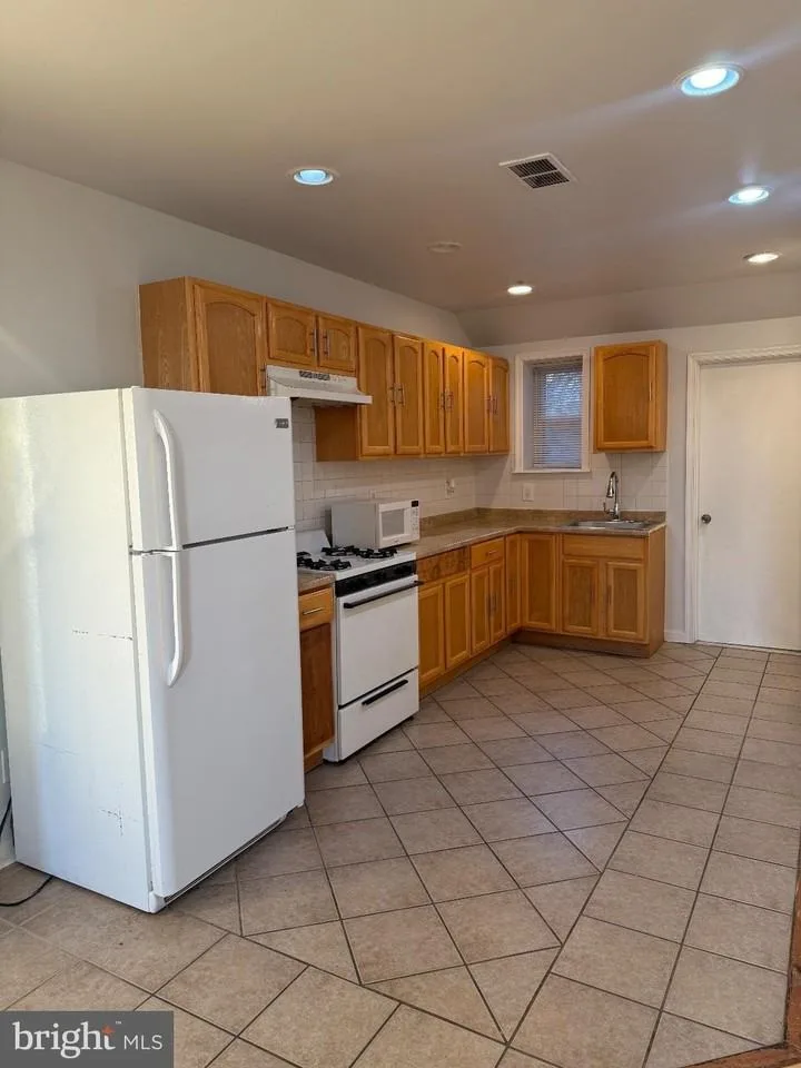 2427 N 10th St, Philadelphia, PA 19133, USA