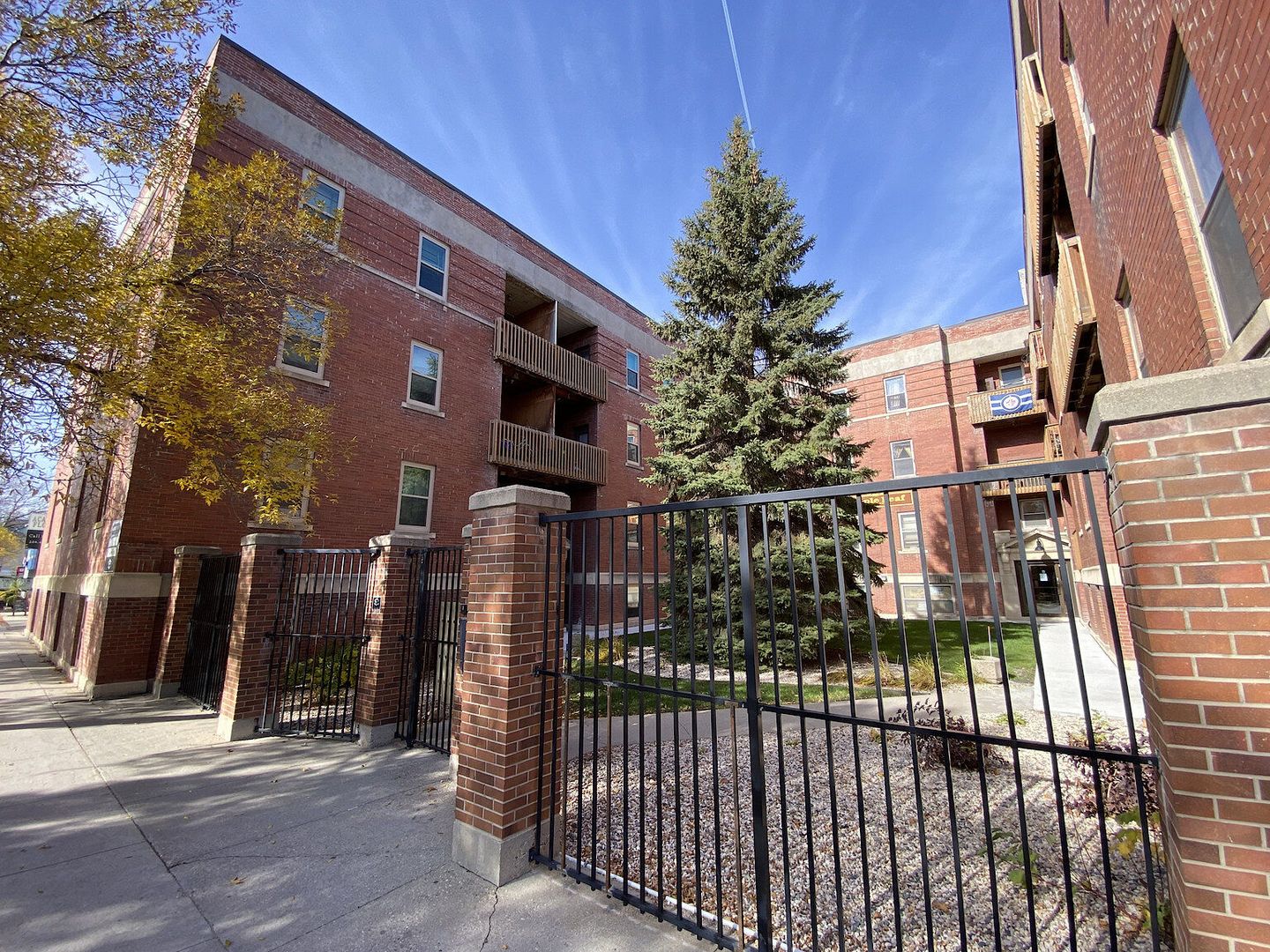 Bachelor, 1-Bedroom and 2-Bedroom Character Units With Hardwood Floors Close To Corydon Shopping