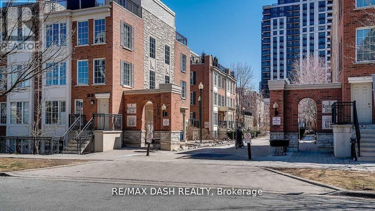 Row / Townhouse in Toronto (Willowdale East)