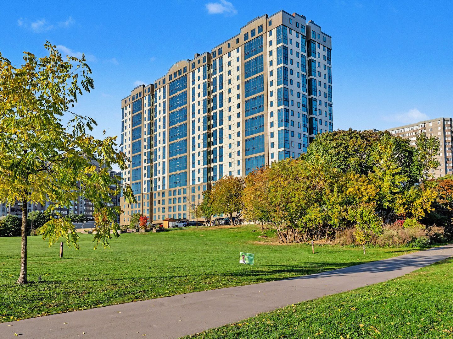 All-Inclusive Studios, 1, 2 & 3 Beds Near uOttawa | Lees O-Train