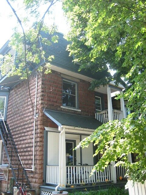 Large 1 Bedroom plus Den & 1 Bath w/ Private Entrance IN THE GLEBE!!!