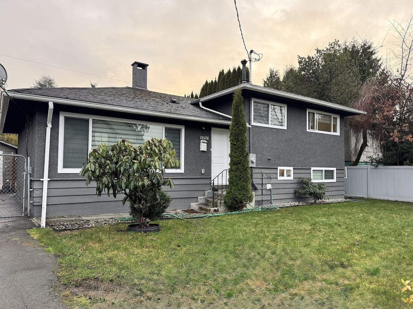 Fully Renovated 4 Bed / 3 Bath (2024) – Walk to SkyTrain & Cedar Hills