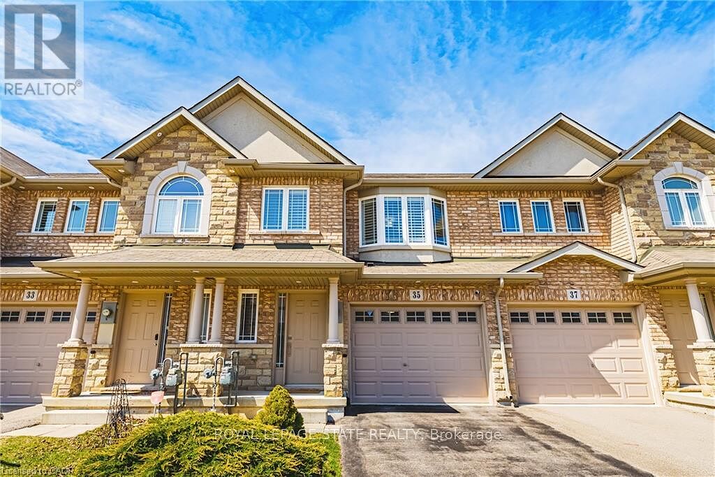 Row / Townhouse in Hamilton (Stoney Creek)