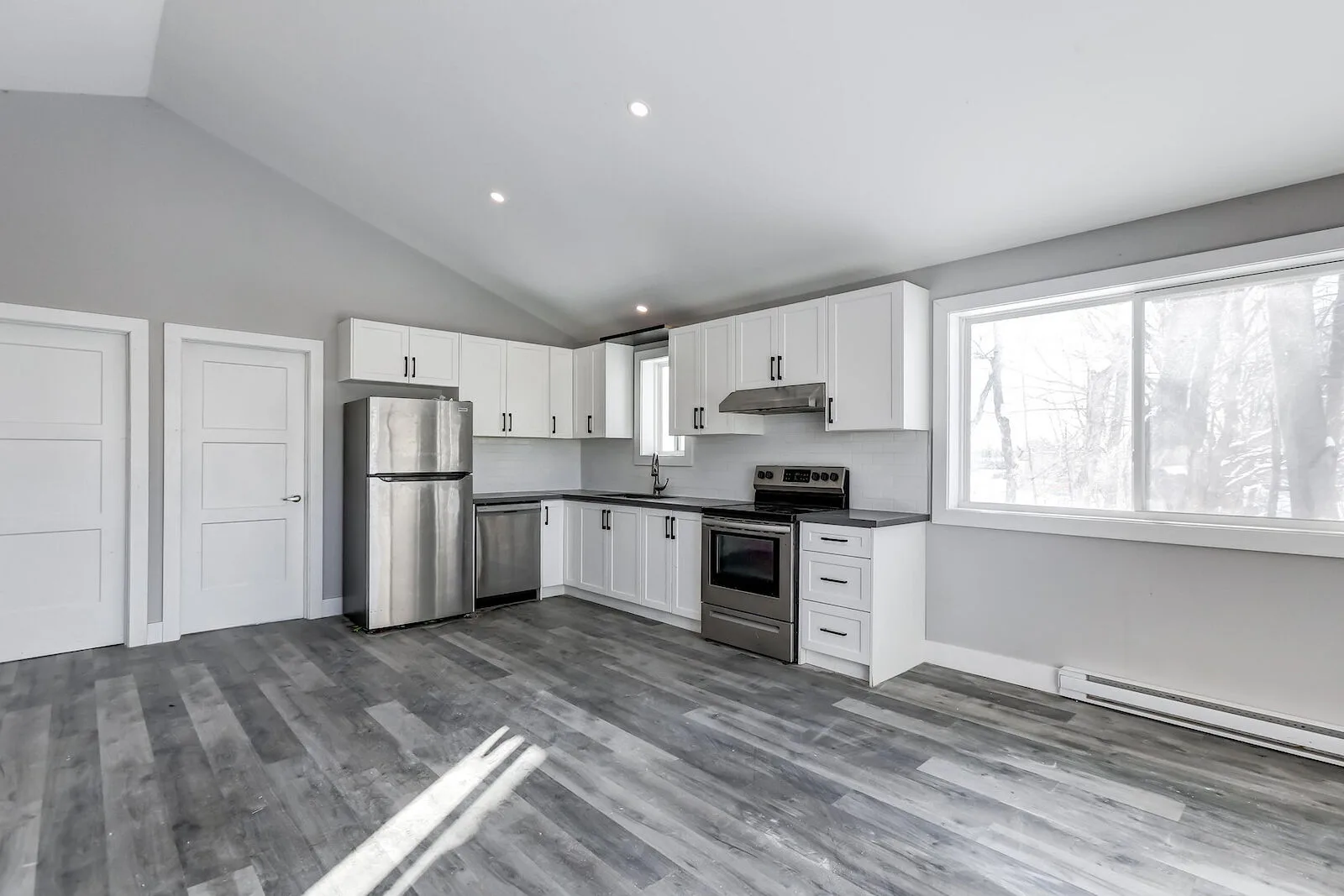 UPPER HOUSE 2 BEDROOMS 1 BTH ~ MOVE IN TODAY