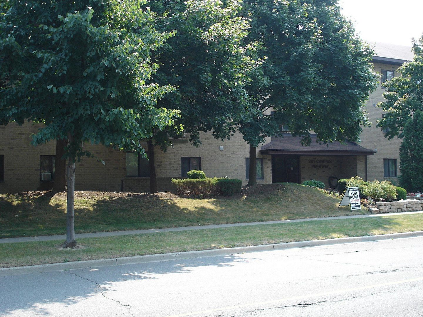 LARGE ONE, TWO AND THREE BEDROOM UNITS - GREAT PRICE AND RENOVATED UNITS - FIRST MONTH FREE