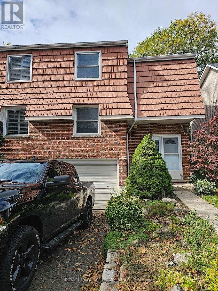 Row / Townhouse in Hamilton (Vincent)