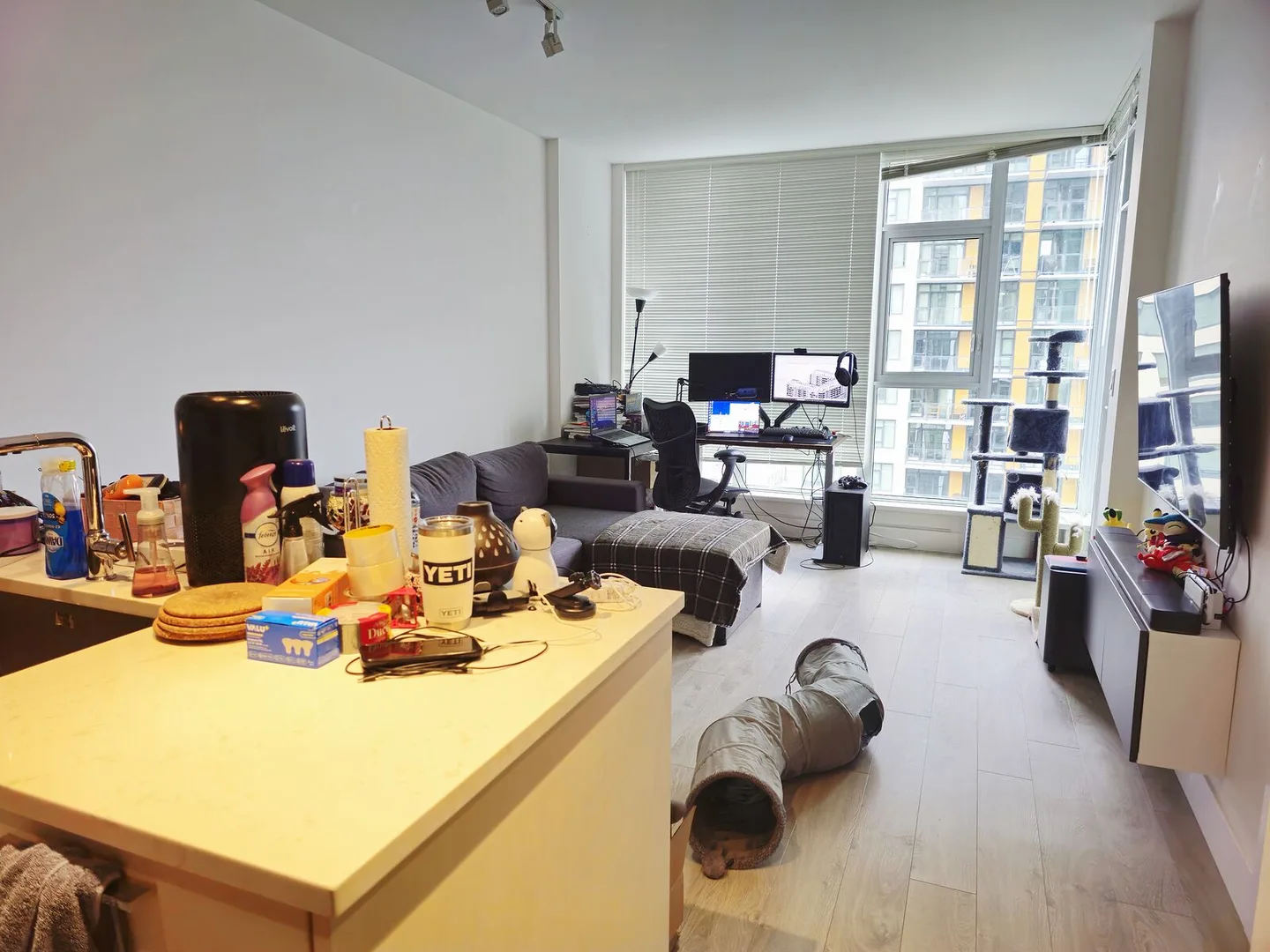 Beautiful One bedroom condo unit with big balcony near Sky train station.
