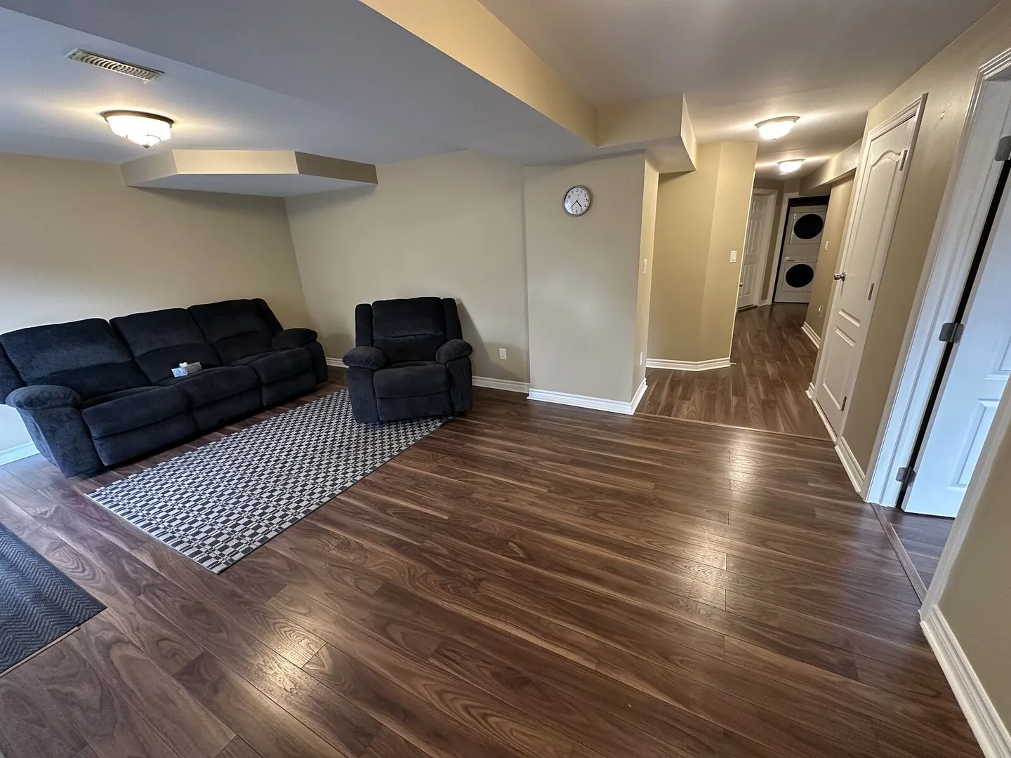 Bright Legal 1 Bedroom Walkout Basement Newmarket (Laundry & Parking Included)