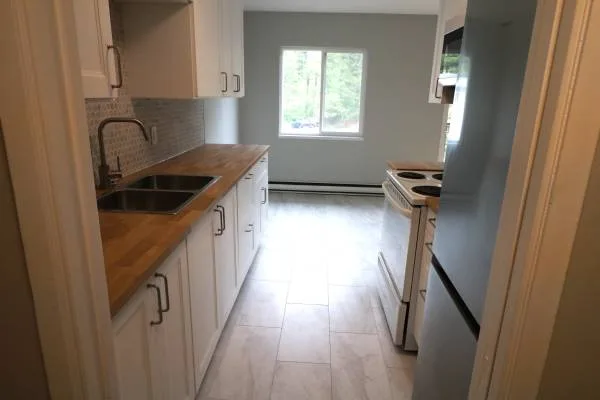 Unfurnished 2 Bed+Den, 1.5 Bath Top Floor Condo (Valleycliffe)
