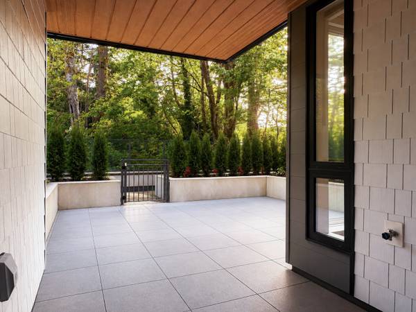 1-Bed w/ Garden Patio, AC + EV Parking - Redbridge