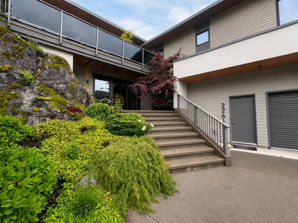 FULLY FURNISHED 3 Bed + Den + Bonus Room, 3 Bath - Crumpit Woods