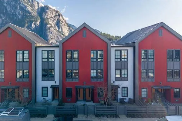 2 Bed + Flex, 2.5 Bath Townhome – Sea & Sky - 1361 Marinaside Pl
