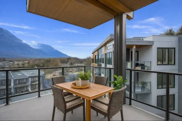 **Brand new apartment w views BESIDE THE CHIEF***