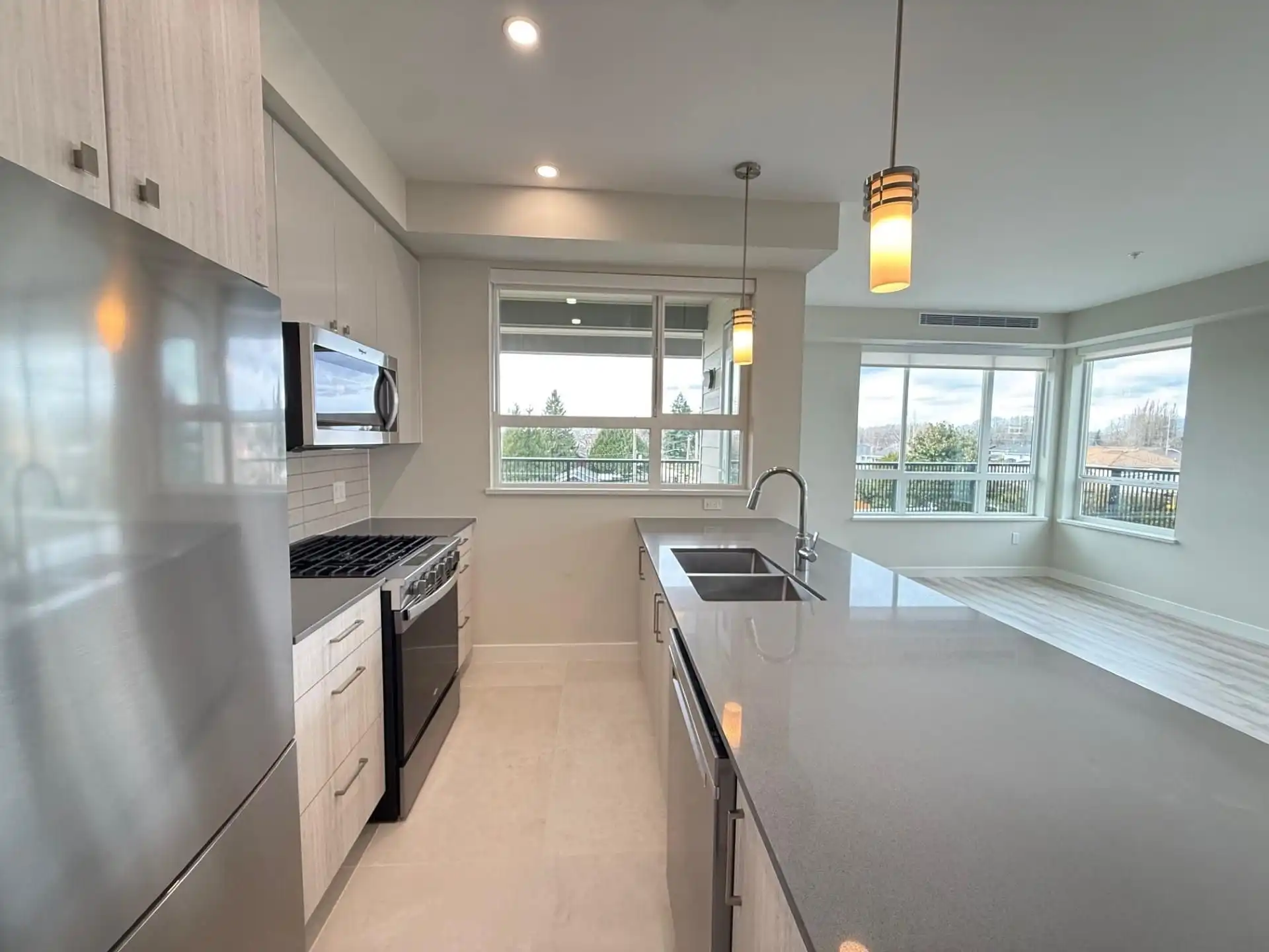 Richmond Unfurnished Condo for Rent - Modern 2 Bedroom with Mountain Views, Balcony, and Office Den