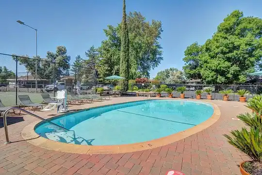 Hilltop Garden Apartments