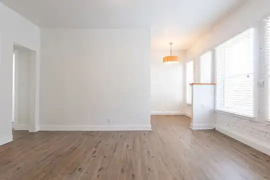 Charming Apartment with Urban Convenience