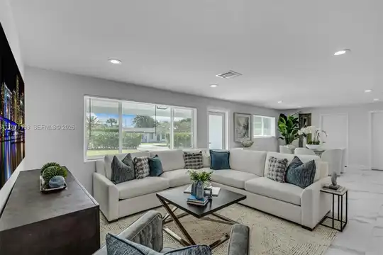 465 NW 11th St