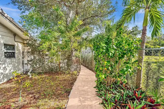3998 NW 5th Ave