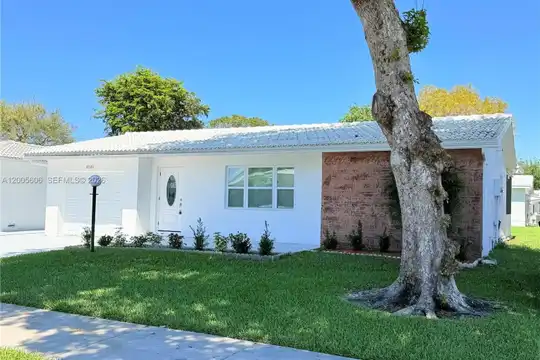 8581 NW 17th St