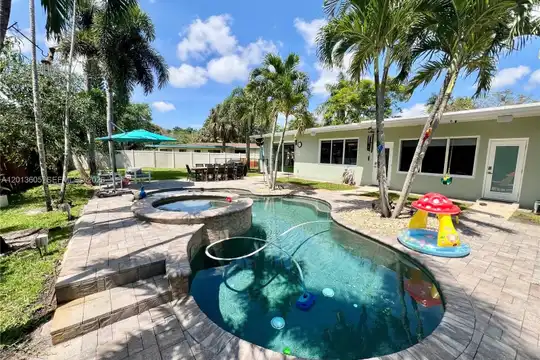 101 SW 58th Ave #101