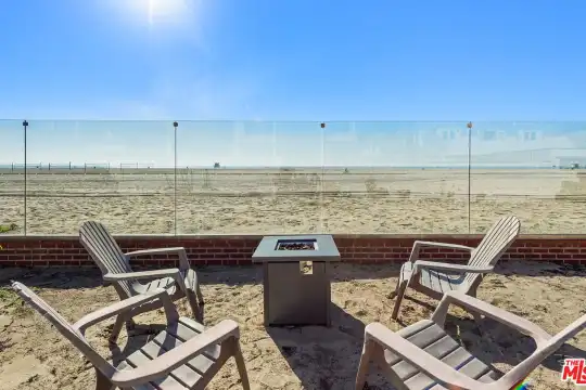 605 Palisades Beach Rd
