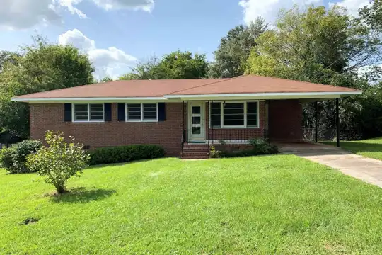 3240 Commodore Dr