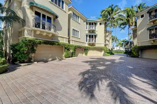 921 Osceola Dr #4