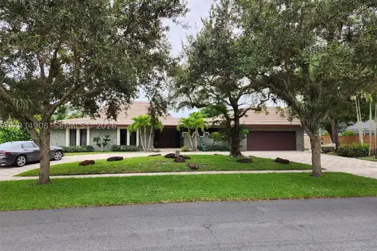 5860 SW 8th St